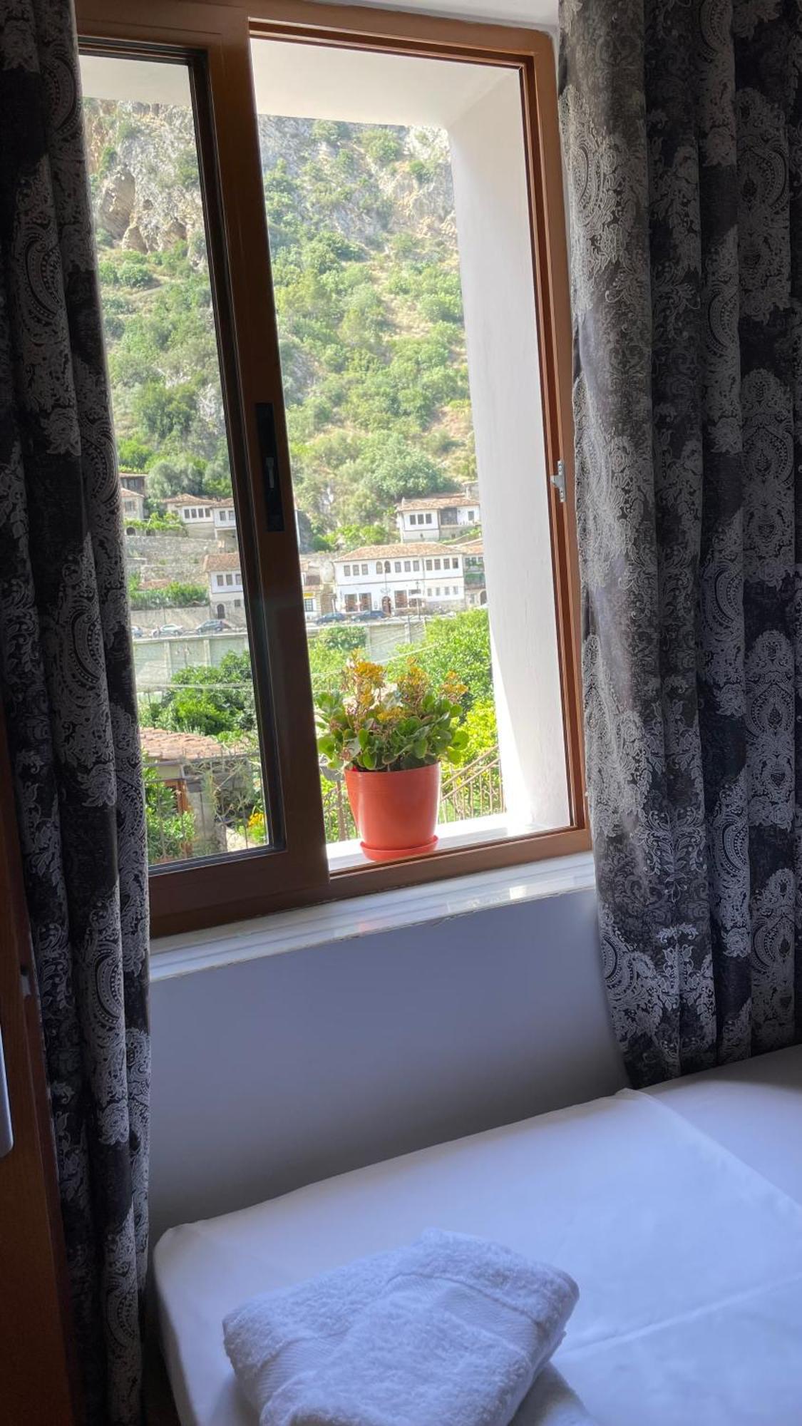 Meroli Guesthouse - Unesco Quarter Berat Ngoại thất bức ảnh