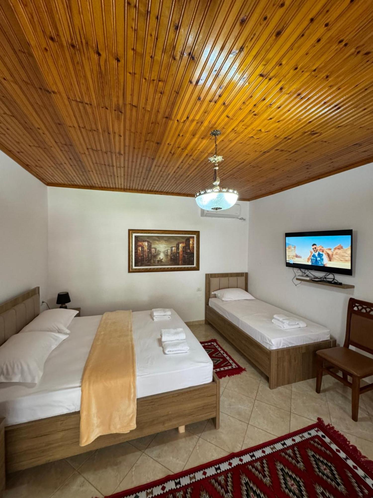 Meroli Guesthouse - Unesco Quarter Berat Ngoại thất bức ảnh