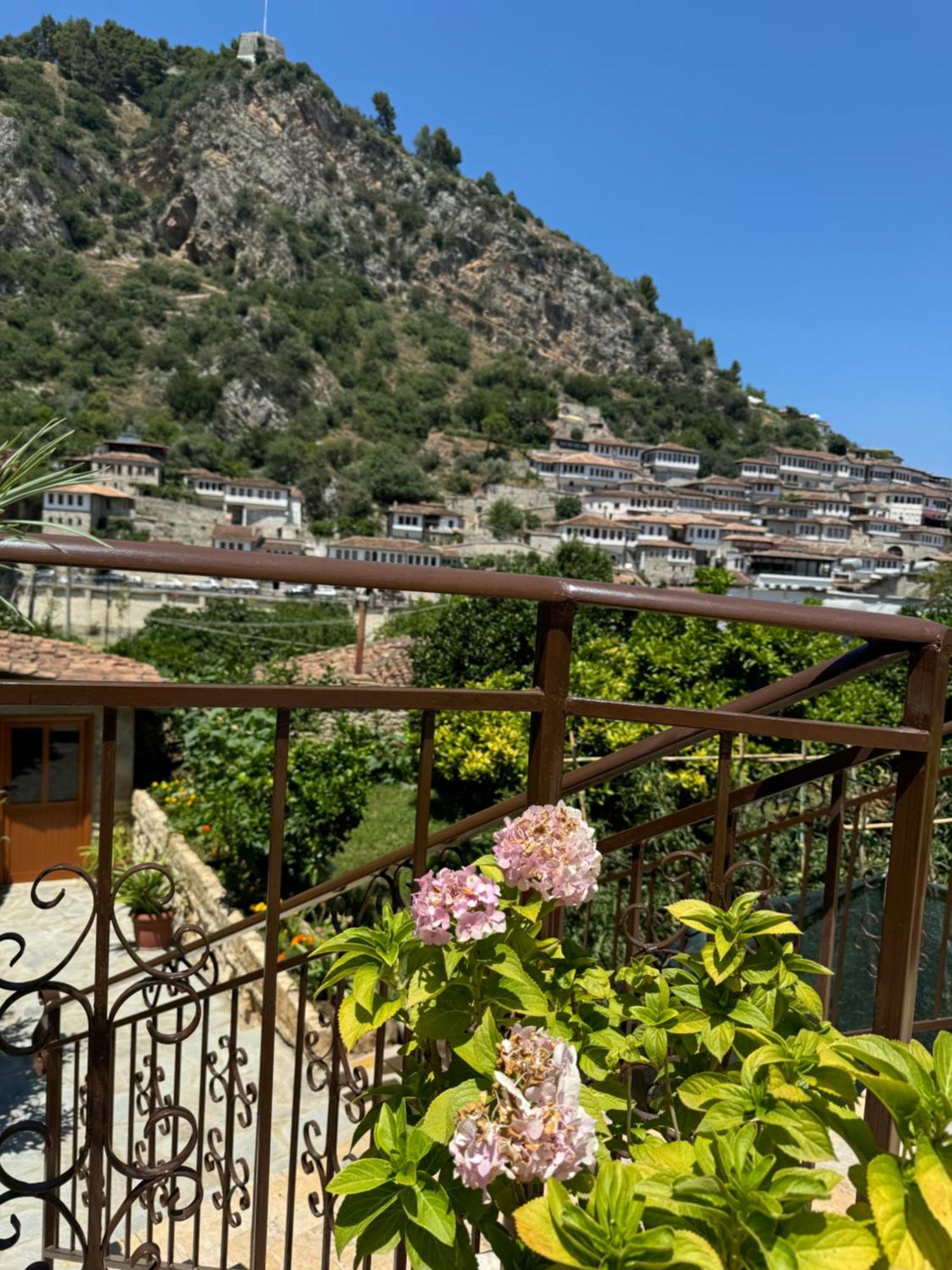 Meroli Guesthouse - Unesco Quarter Berat Ngoại thất bức ảnh