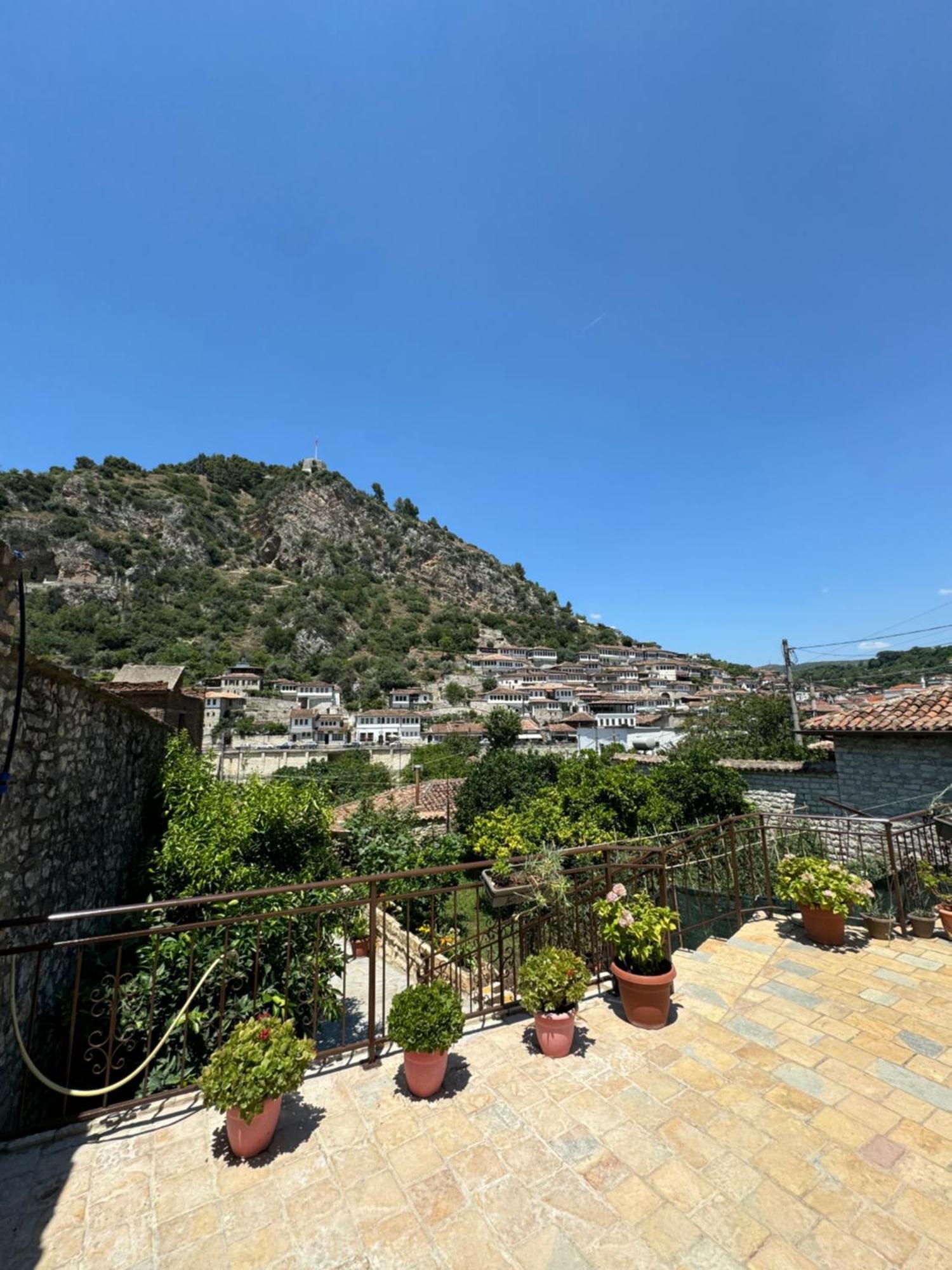 Meroli Guesthouse - Unesco Quarter Berat Ngoại thất bức ảnh