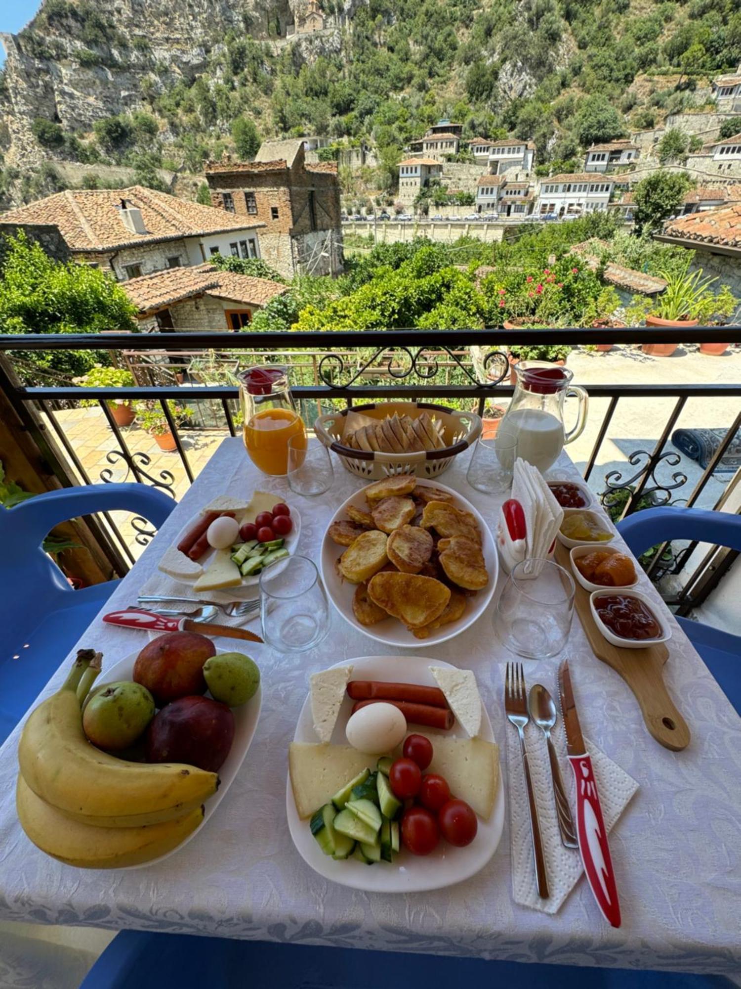 Meroli Guesthouse - Unesco Quarter Berat Ngoại thất bức ảnh