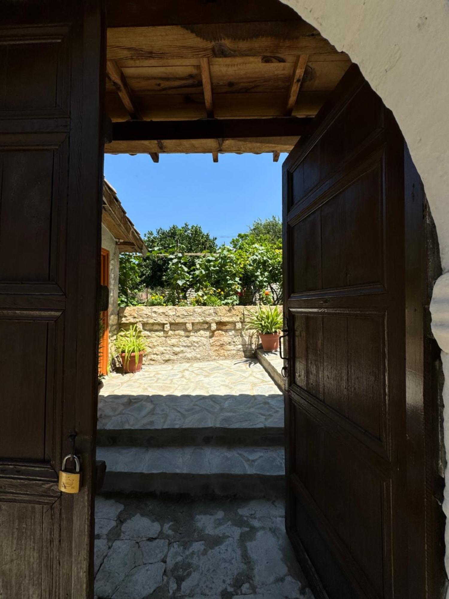 Meroli Guesthouse - Unesco Quarter Berat Ngoại thất bức ảnh