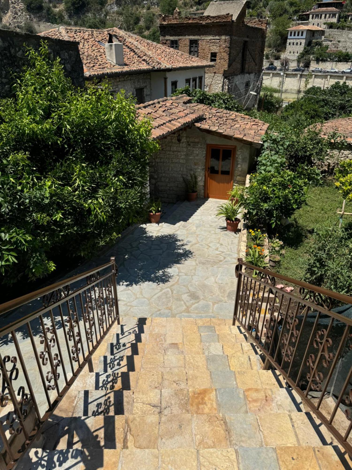Meroli Guesthouse - Unesco Quarter Berat Ngoại thất bức ảnh