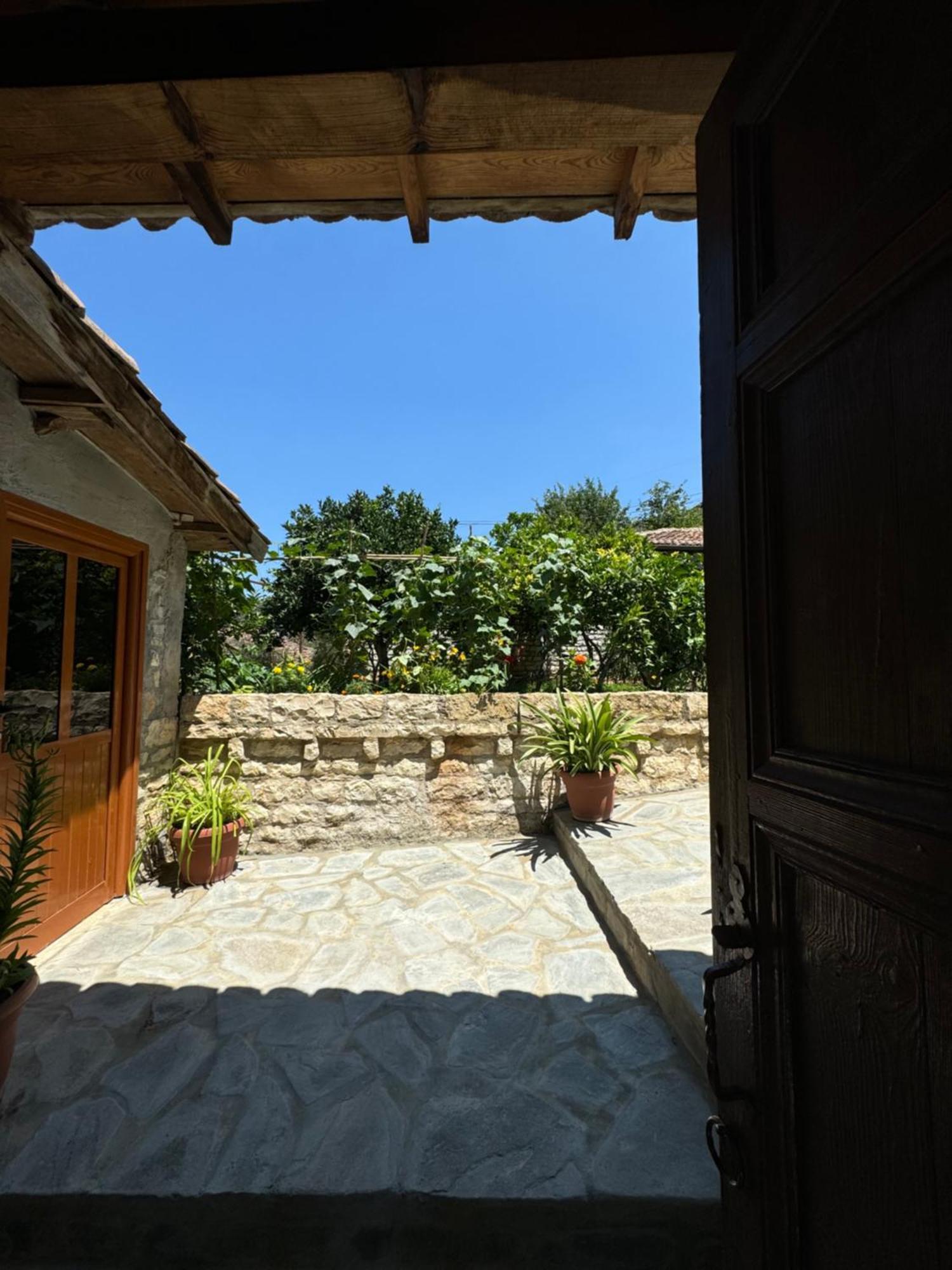 Meroli Guesthouse - Unesco Quarter Berat Ngoại thất bức ảnh