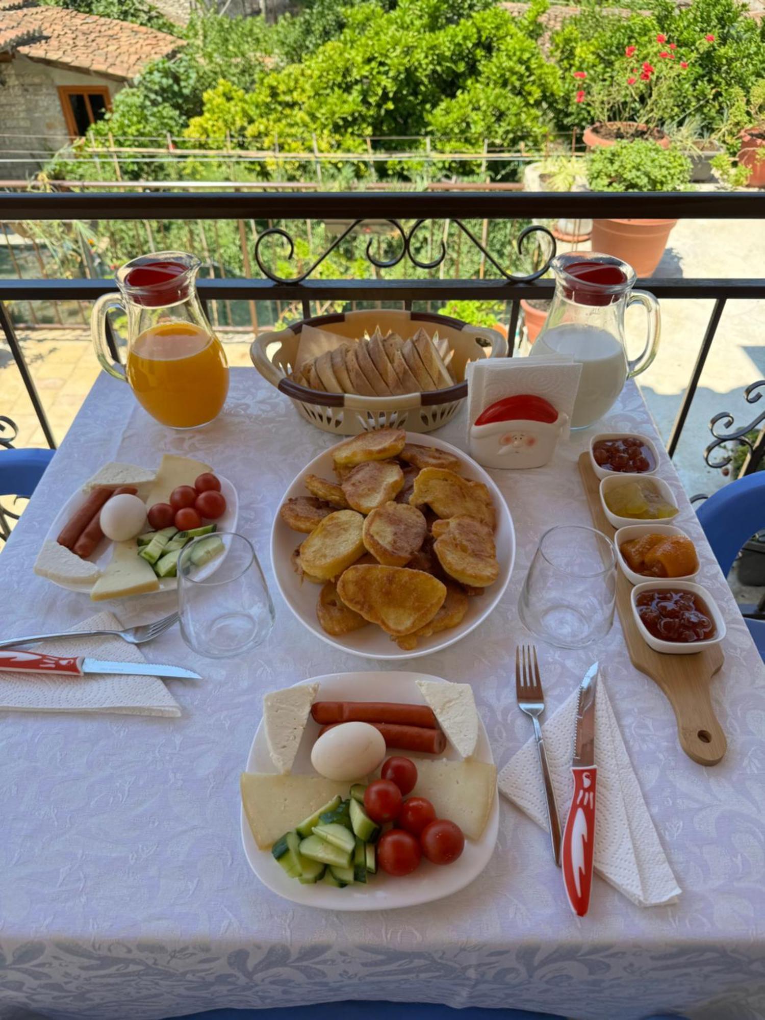 Meroli Guesthouse - Unesco Quarter Berat Ngoại thất bức ảnh