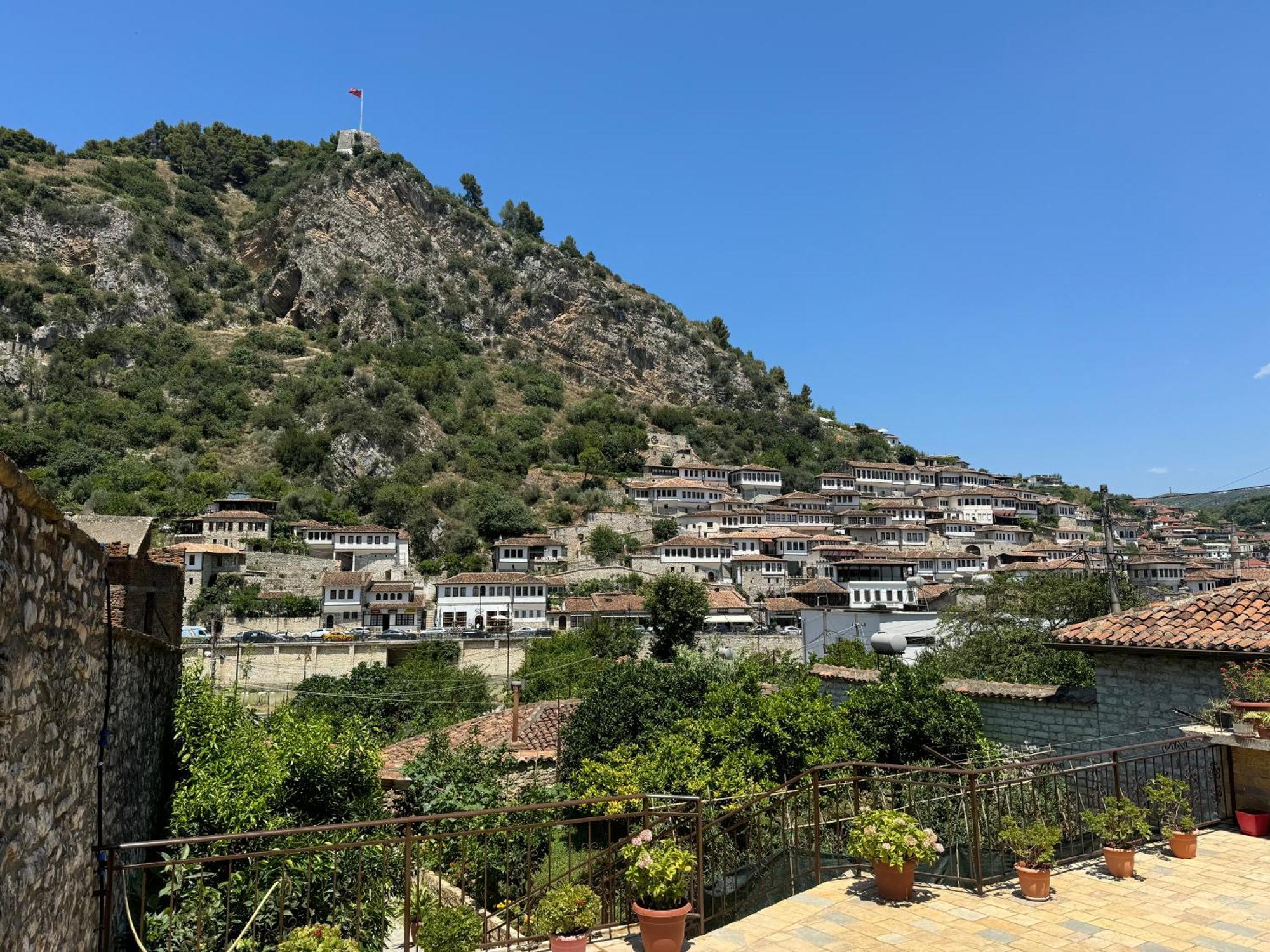 Meroli Guesthouse - Unesco Quarter Berat Ngoại thất bức ảnh