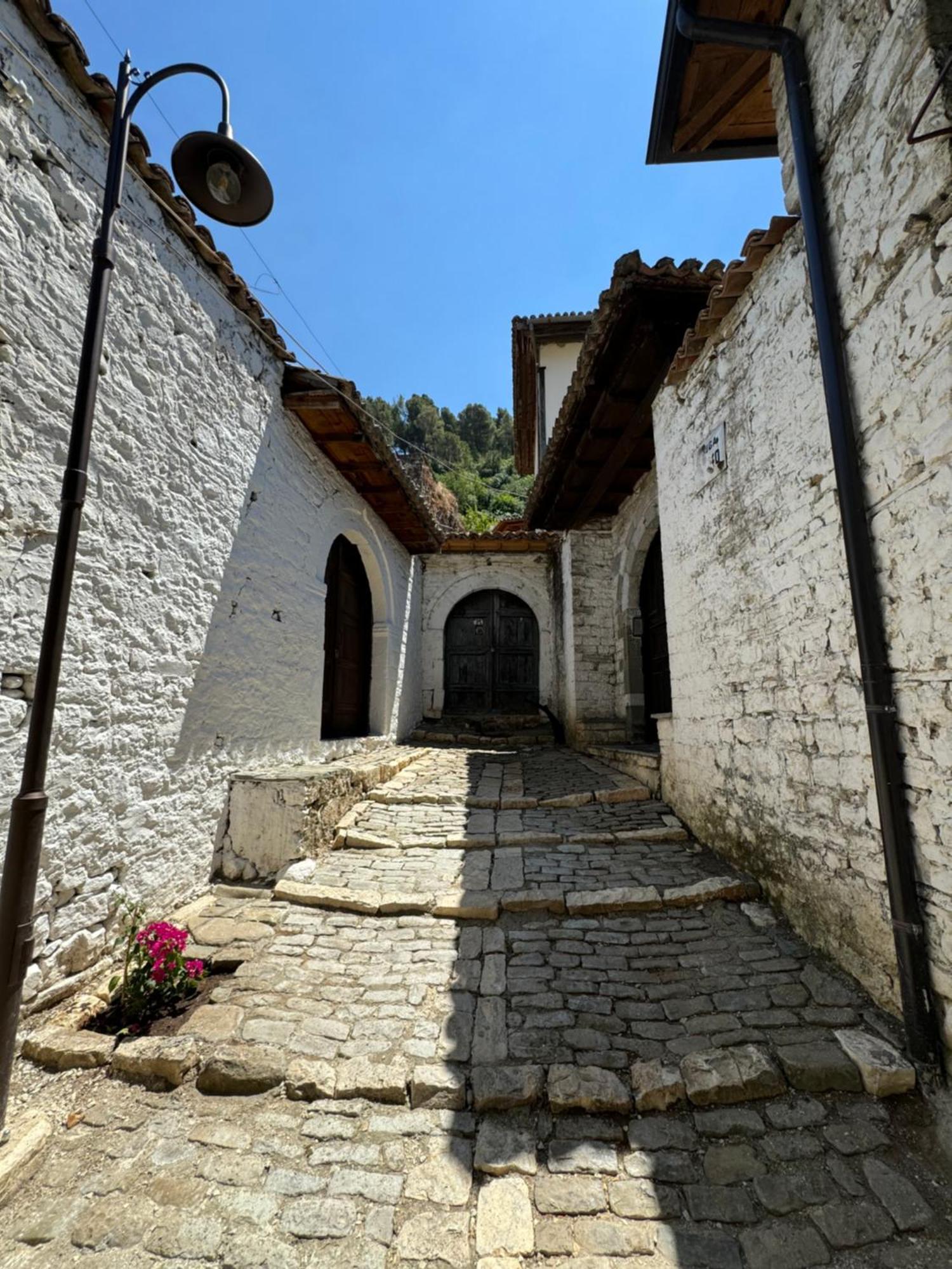 Meroli Guesthouse - Unesco Quarter Berat Ngoại thất bức ảnh