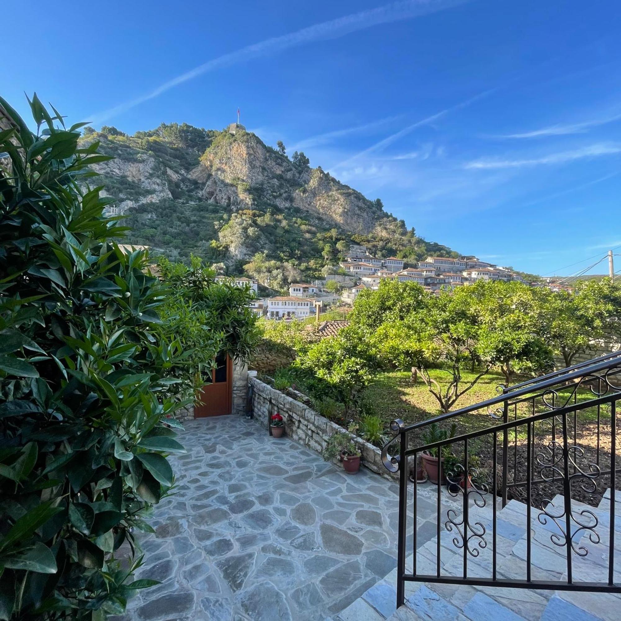 Meroli Guesthouse - Unesco Quarter Berat Ngoại thất bức ảnh
